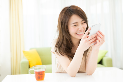 スマホに夢中になる女性