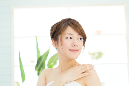 右肩に手をおいて後ろを向く女性