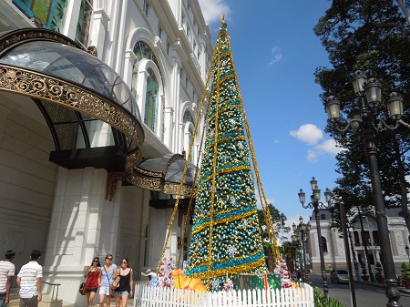 お店の前のクリスマスツリー