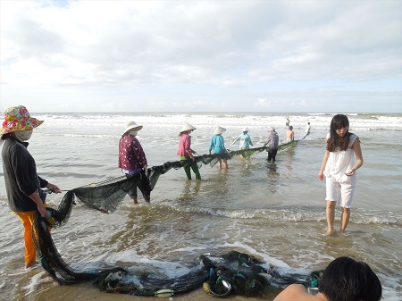 海で魚を水揚げしているおばちゃん達