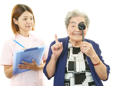 視力検査を受ける笑顔の高齢者と看護師