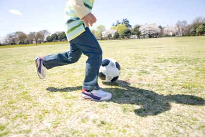 サッカーをする男の子