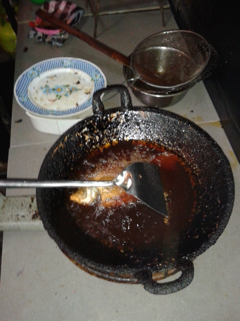 油ギトギトの鍋