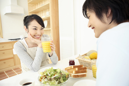 食事する若い夫婦