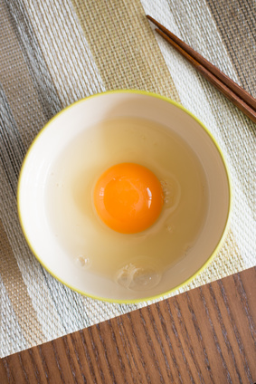 茶碗に入れた生卵