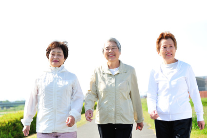 運動しているシニアの３人組