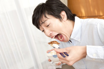 焼肉を豪快に食べる男性