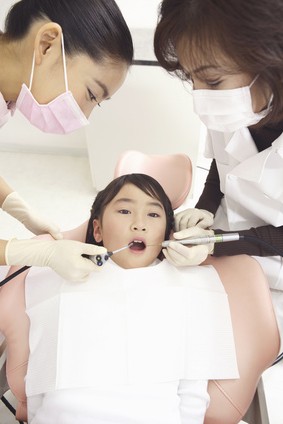 歯科治療を受ける子供と歯科衛生士