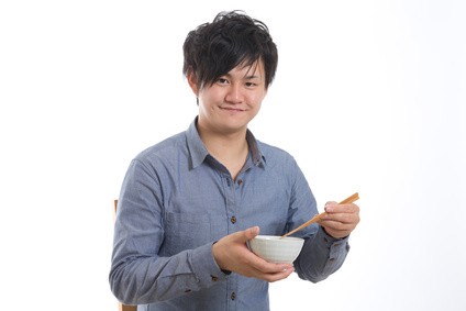 一人で食事をする男性