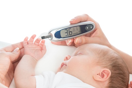 体温を測る赤ちゃん
