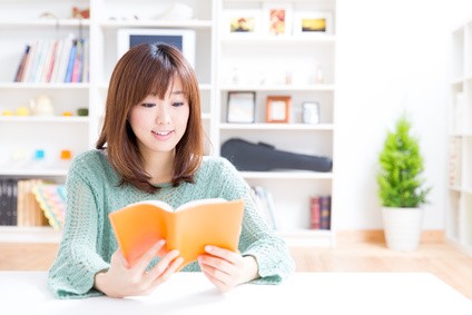 読書をする若い女性