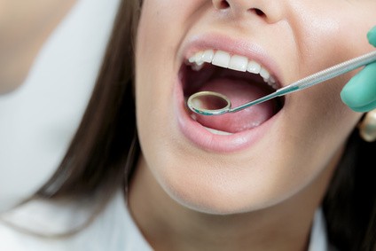 歯の治療を受ける若い女性