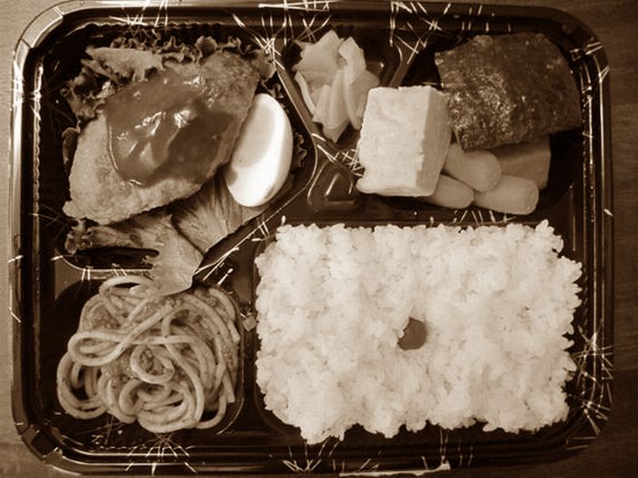 白黒コンビニ弁当