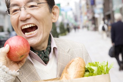 りんごに齧りつく男性