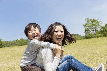 公園で遊ぶ母親と子供