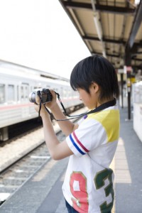 電車の写真を撮るマニアの子ども