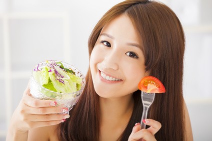 野菜を食べる女性